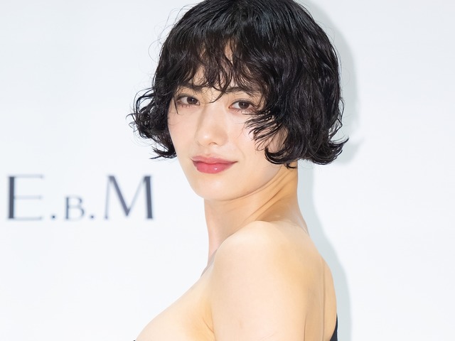 全身にタトゥー刻むも「バカみたい」と消したナナ、ブラトップで見事な肉体披露！視線独占【PHOTO】