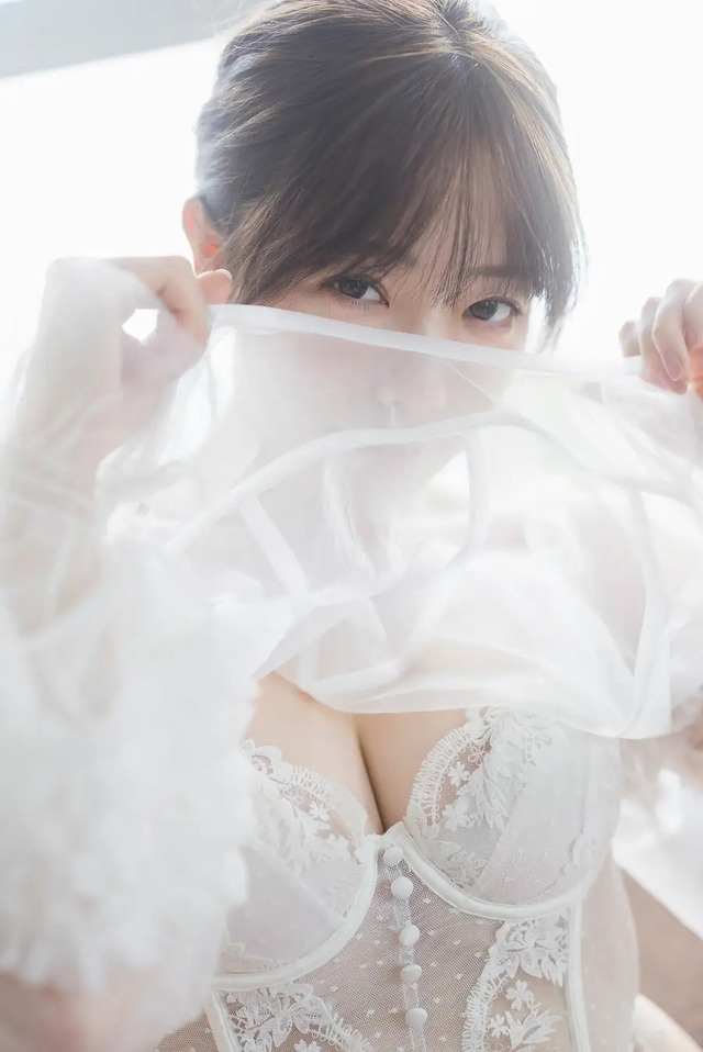 『塩見きら1st写真集　きらららぽん』撮影：藤本和典