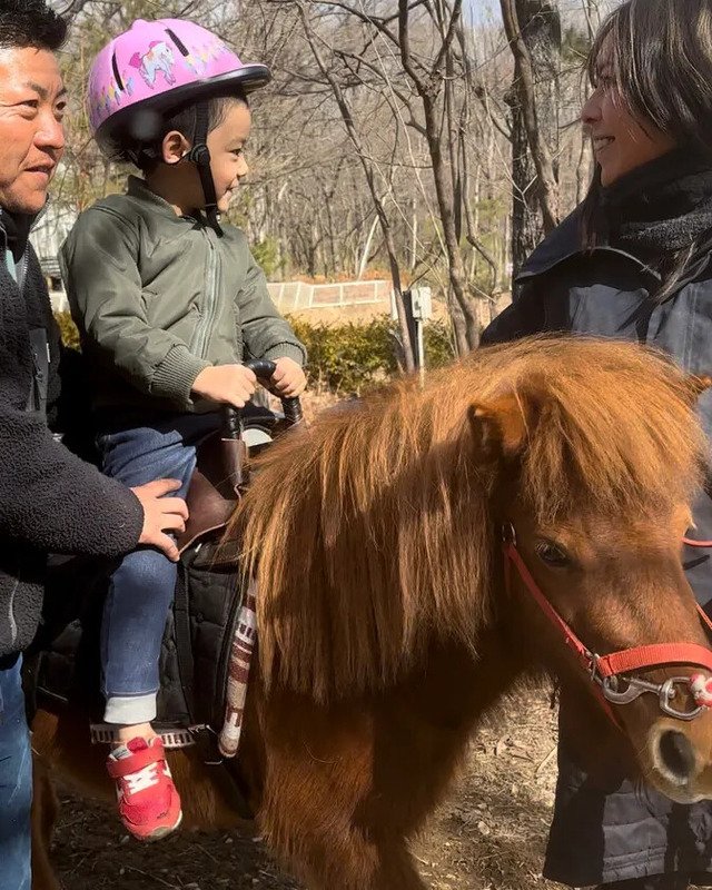 子どももポニーに乗馬可能
