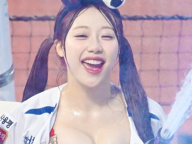 日本AV女優に“デビュー”勧められ一躍話題に！恵体の元K-POPが胸元すけトップスで魅了！【PHOTO】
