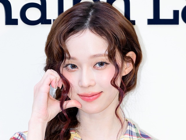 aespa・ウィンター、天使級の透明感…清楚なミニワンピース姿に視線集中【PHOTO】