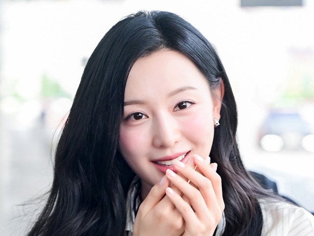 息をのむ美しさ…『涙の女王』キム・ジウォン、「ファンタジーを超えた」ドレス姿に会場釘付け