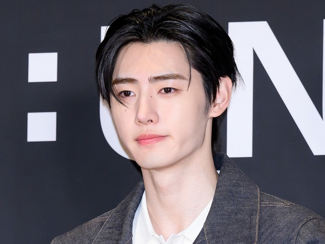 ENHYPEN・ソンフン、“メガネ×スーツ”の破壊力！「妄想が止まらない」「反則級」と反響殺到【PHOTO】