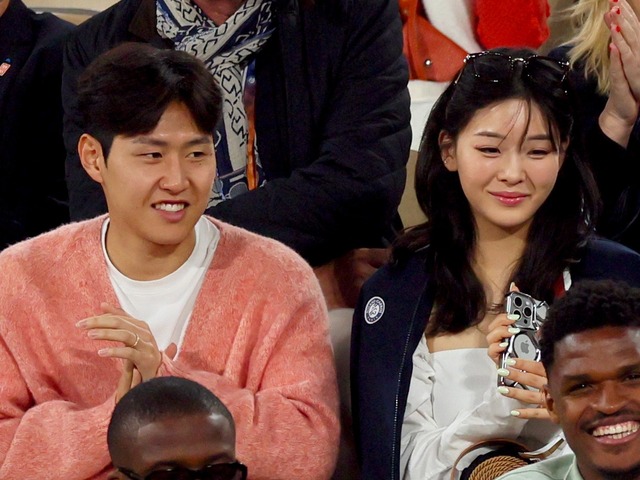 久保建英の親友、“2歳上”財閥令嬢とアツアツ？イ・ガンイン、一目気にせずパリで堂々「公開デート」【PHOTO】