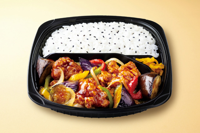 鶏となすの黒酢あん弁当　（税込価格626.40円）