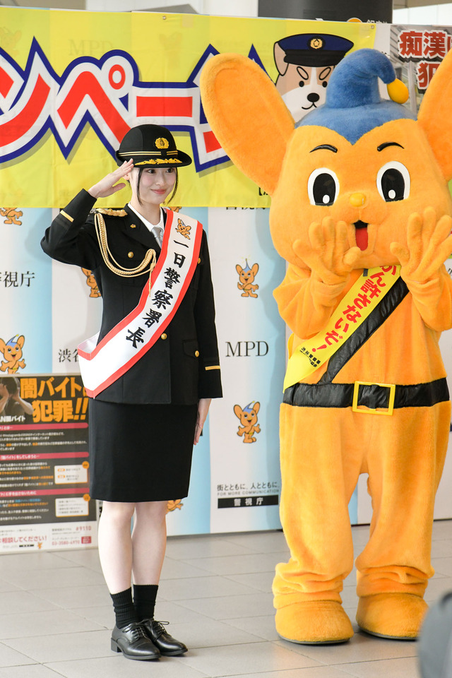 渋谷警察署の1日警察署長に就任した井本彩花