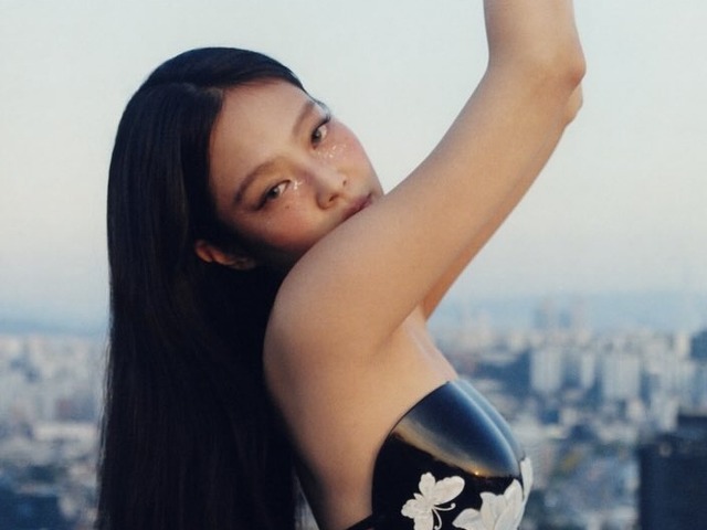限界ギリギリ衣装から一転…BLACKPINKジェニー、“300時間手作業“で作られたアートな衣装で魅了