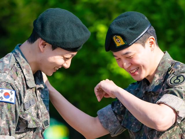 JIMINとJUNG KOOKも無事除隊！和やかな笑顔で報道陣とファンに感謝のあいさつ【写真多数】