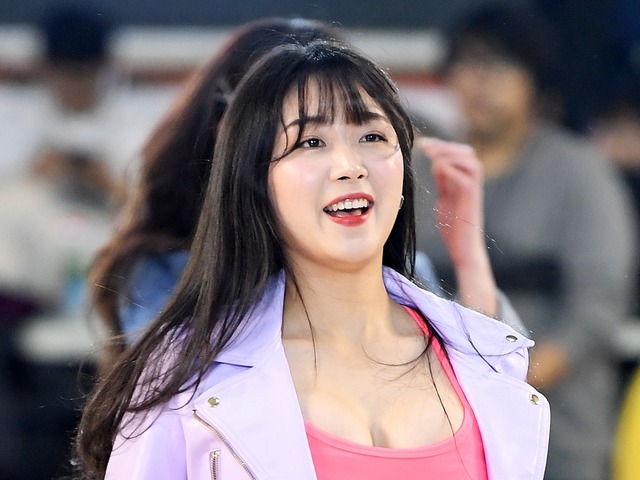 韓国チアガール、もはや隠し切れてない大胆ザックリ衣装…視線強奪の美貌に「眩しすぎ」の声【PHOTO】