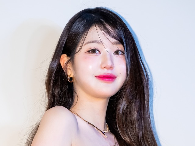 IVE・ウォニョン、超ミニスカで“見えそう”な大胆ポーズ！AI級のビジュアルに「ほんとに人間？」の声【PHOTO】
