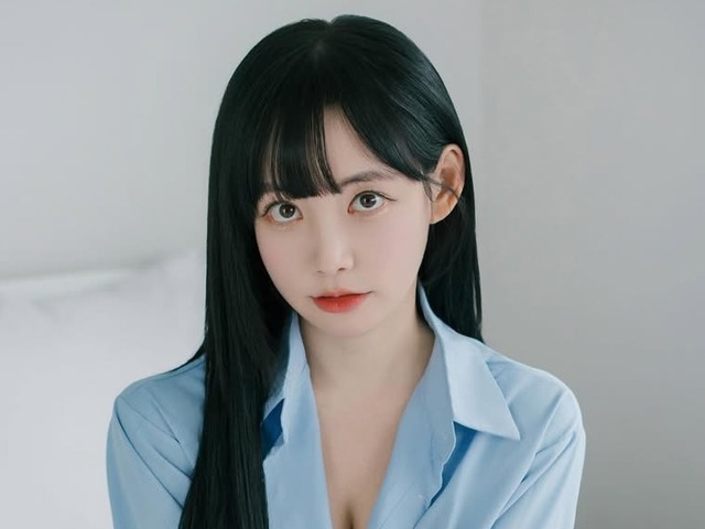 韓国サッカーの人気女子アナ、“そこ”に目が行くVネックSHOT！「天女のような美貌」とファン絶賛【PHOTO】