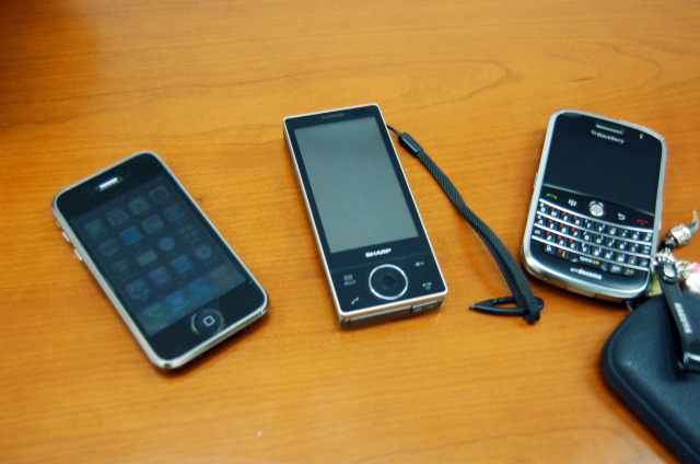 左からiPhone 3GS、HYBRID W-ZERO3、Blackberry Bold