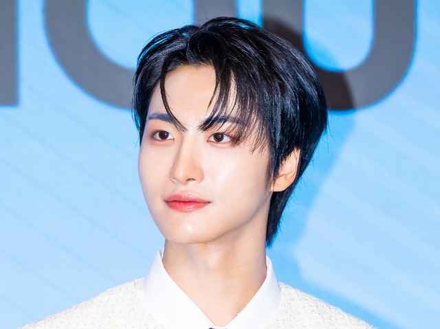 ATEEZ・ソンファ、夜のプールで輝く圧巻の肉体美…“彫刻腹筋”に視線集中【PHOTO】