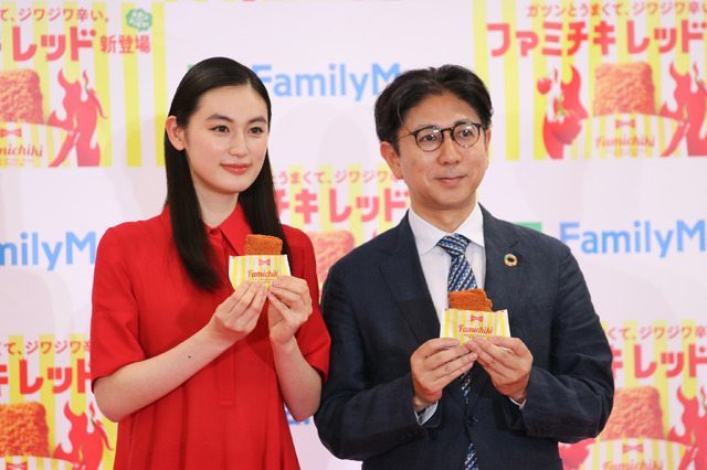 （左から）ファミリーマート商品本部FF部長 高倉一真氏、八木莉可子【撮影／平木昌宏】