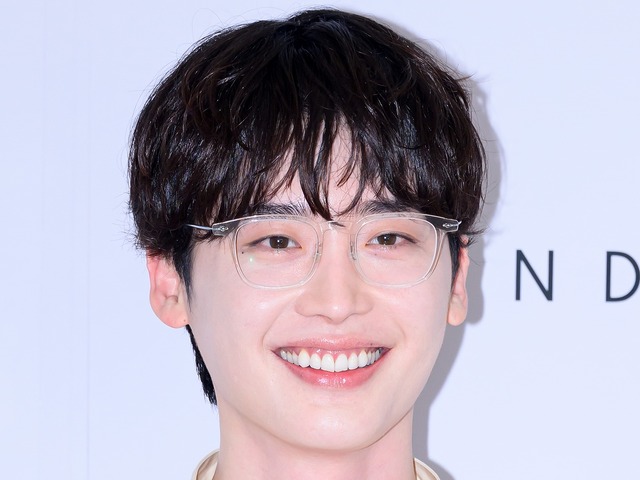 俳優イ・ジョンソク、主演ドラマ『瑞草洞＜ソチョドン＞』で共演女優と甘々な空気感…ポスター公開