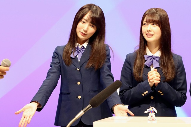 プラモデルと同じポーズをする賀喜遥香（乃木坂46）【撮影：浜瀬将樹】