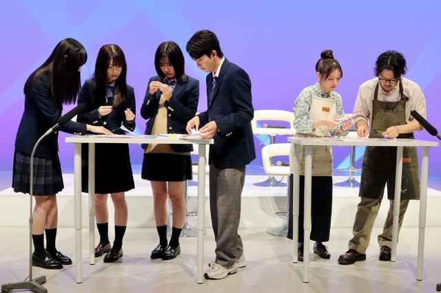 プラモデル組み立て対決の様子【撮影：浜瀬将樹】