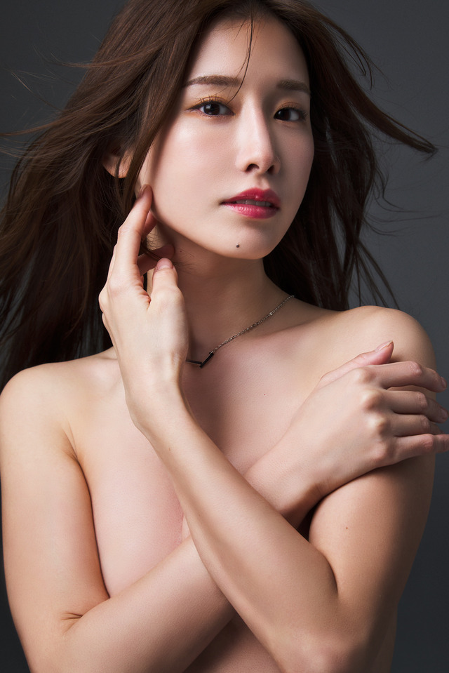 益田アンナの1st写真集『Fragments of glow』　（C）i-dee（Hideaki Araoka）