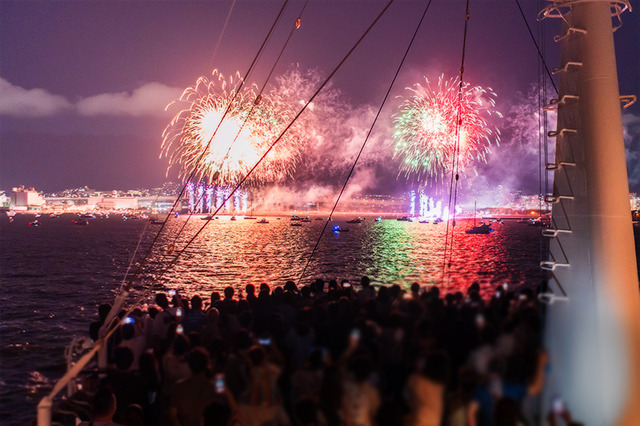 海から見る花火は格別の美しさ