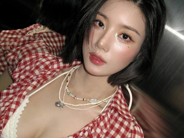 大胆胸元衣装で“びしょ濡れフェス”に参戦!IZ*ONE出身ウンビ、今年はカウガールで観客沸かす