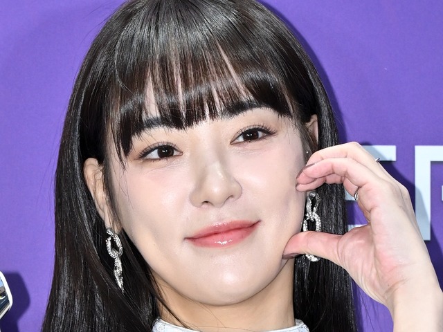 インナーはどこに？思い切った“素肌ジャケット”姿を堂々披露、韓国元アイドル女優の肉体が話題