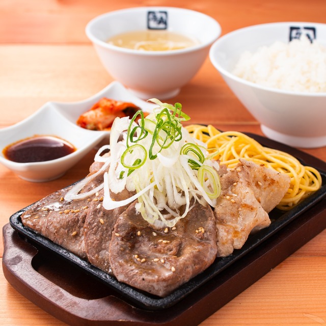 ねぎ塩豚カルビ・タン焼き定食(税込968円)