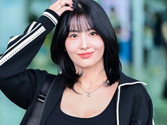 TWICE・モモ、真っ赤な衣装で圧倒的ボリューム感見せつける！堂々としたポーズが「最高」と絶賛【PHOTO】