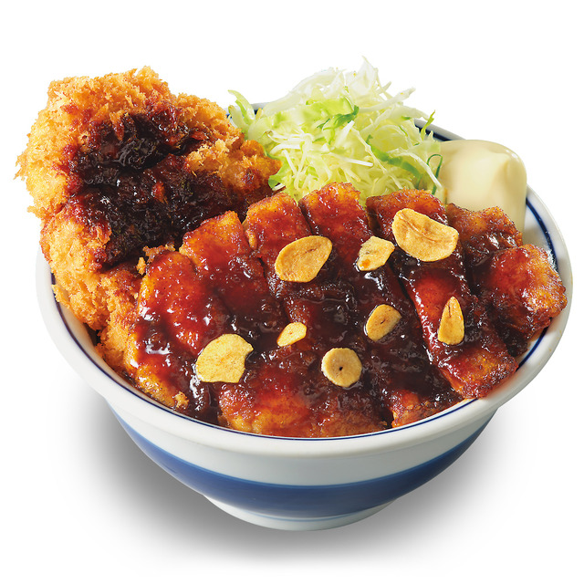 トンテキとチキンカツの合い盛り丼(税込979円)