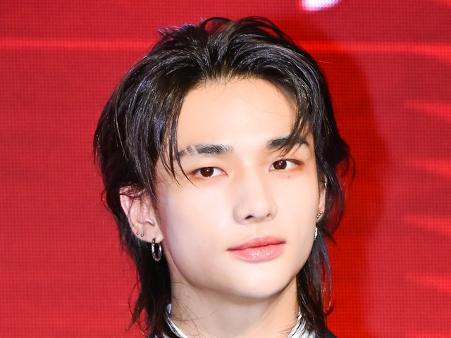 「存在がアート」Stray Kids・ヒョンジン、洒落た私服でドイツの街を散策！ビールを堪能する姿も【PHOTO】