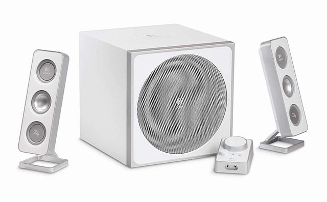 　ロジクールは8日、iPod向けの新製品として、ワイヤレスヘッドホン「Wireless Headphones for iPod（mm-05）」、充電式ポータブルスピーカー「mm50 Portable Speakers for iPod（mm-50）」などを発表した。