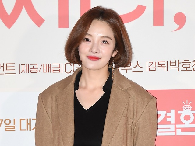 『キム秘書』女優がシースルーで夏モード全開！「美貌爆発」「女神降臨」　義兄はトップ俳優【PHOTO】