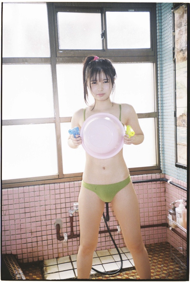 昭和レトロな温泉で。「水鉄砲があったのでポーズをとってみました」　撮影・松岡一哲
