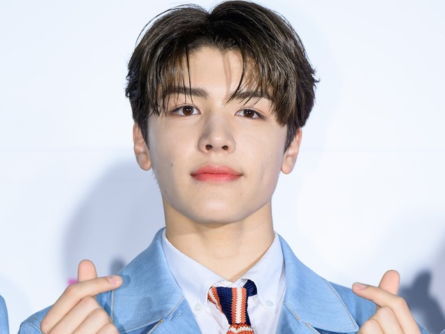 ＆TEAM・マキ、“腹チラコーデ”でワイルドな魅力全開！「やばい」「ビジュよすぎ」【PHOTO】