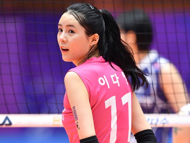 双子の姉は日本参戦で話題！韓国女子バレー“美人セッター”、くびれあらわな大胆私服SHOTに反響【PHOTO】