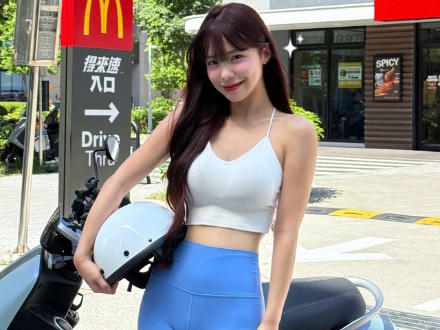 大胆な水着姿で「見てみて、こんなに焼けた」と韓国の人気チアリーダー公開写真が話題