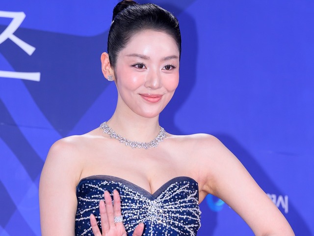 大胆“濡れ場”で話題をさらったチャ・ジュヨン、グラマラスボディ際立つドレス姿で魅了【PHOTO】