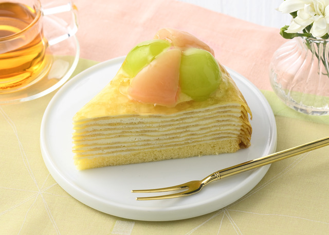 ミルクレープ（シャインマスカット＆白桃）（税込702円）