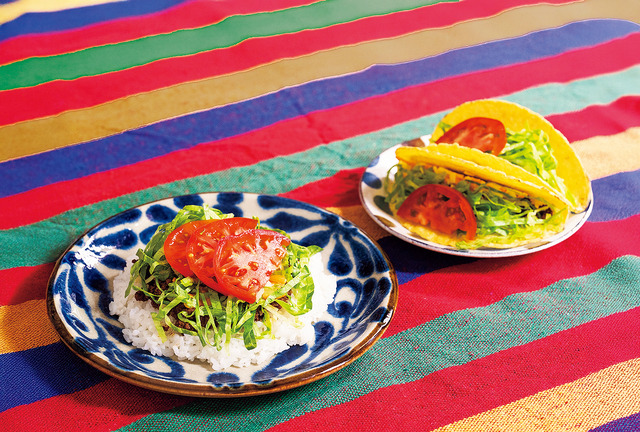 画像手前より「タコライス」1,100円、「タコス」501円(1個)