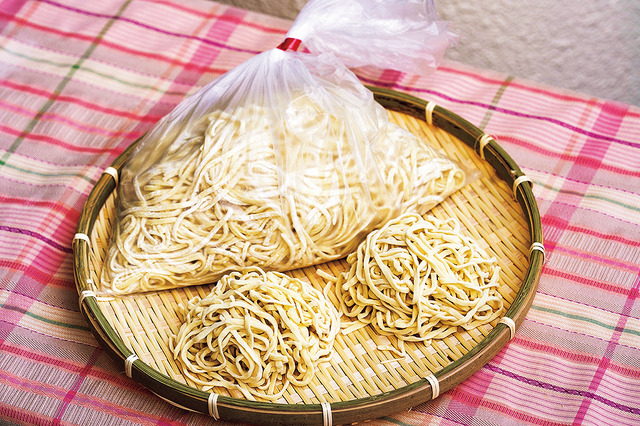 「自家製沖縄そば手揉み麺」(スープ付)(1食・120g)381円