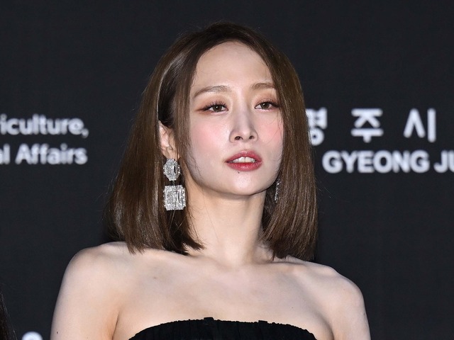 KARA・ニコル、胸元開いた衣装で際立つボリューム感！肩のタトゥーも堂々公開「美しすぎる」【PHOTO】