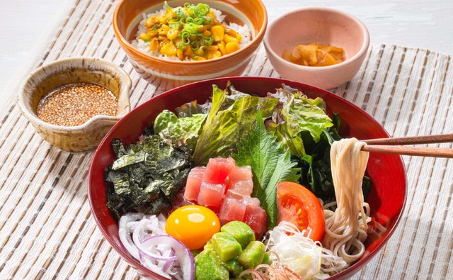 ピリ辛ポキサラダ蕎麦とバター醤油のもろこしご飯単品価格　1,390円（税込）