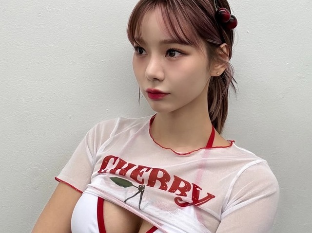 甘美な肉体に注目！“韓国で最もグラマラス”な女性芸人が大自然に降臨、圧巻ボディで馬も魅了【PHOTO】