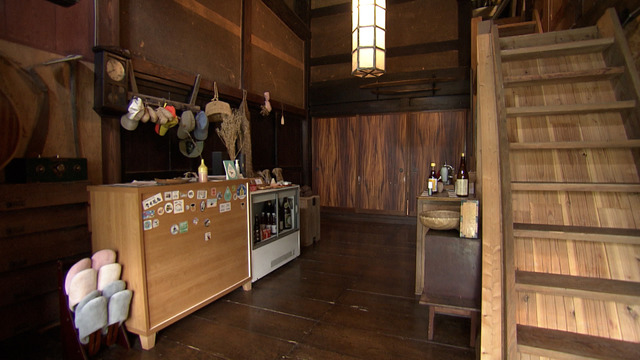 古い田植えの道具を作り変えたおしゃれな照明がある玄関©MBS