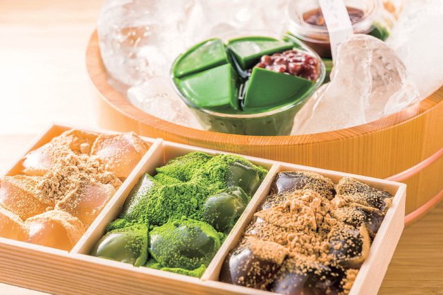 写真奥：「茶の露　ほろり」401円(1個)　写真手前：「わらび餅3色詰合せ」1,301円 (1折/きなこ、抹茶、黒糖)