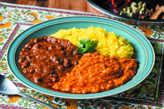 レンズ豆のコクとほどよいトマトの酸味の「トマトレンズダル」＆茶ひよこ豆と玉ねぎの旨味と辛味が調和した「茶ひよこ豆マサラ」が一度に楽しめる贅沢なあいがけカレー。販売価格972円（税込）
