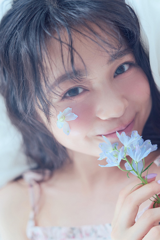 『林芽亜里 anniversary calendar photobook 2026（タイトル未定）』©KADOKAWA／写真：藤原宏