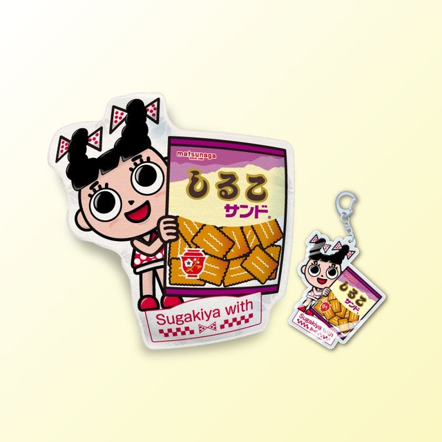 左：クッション 右：アクリルキーホルダー