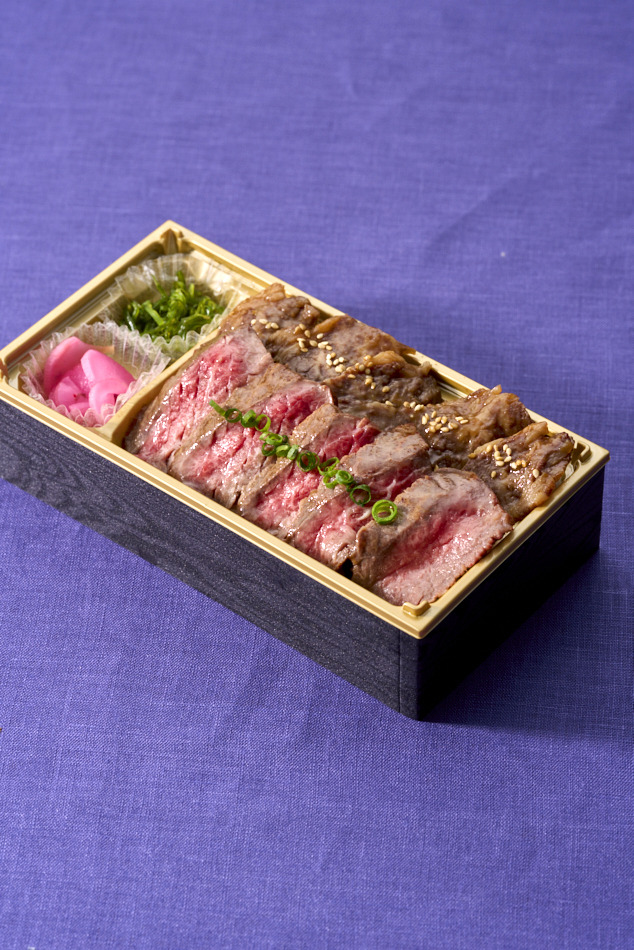 「米沢牛ステーキ＆カルビ焼肉弁当」2,997円