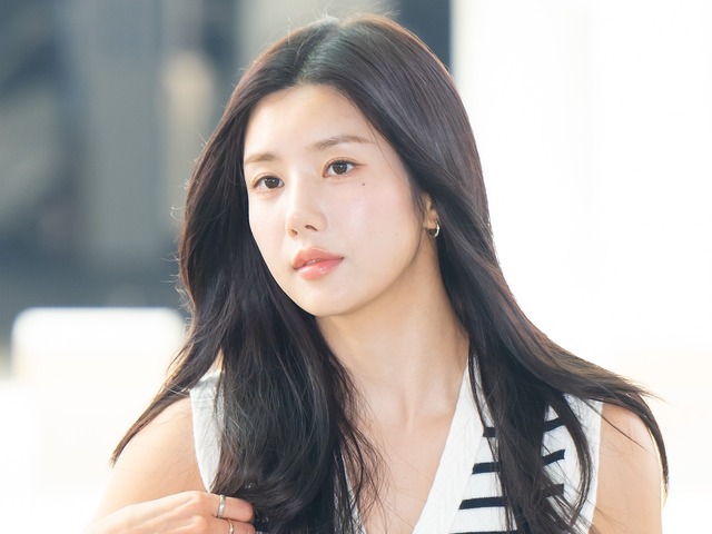 胸元のボタン弾けそう…伝説的アイドルグループのリーダーを務めた韓国歌手、グラマラス私服に熱視線