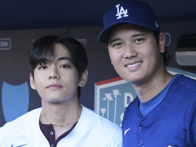 大谷翔平とBTS・V、日韓スーパースターが豪華共演！笑顔で握手＆ハグに全世界熱狂「伝説的な瞬間」【PHOTO】